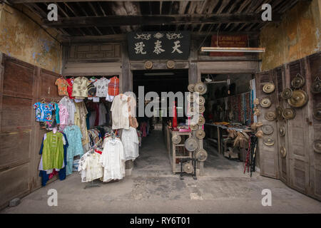 Tradizionale Hoi An Sartoria con Gong e arredamento rustico - Vietnam Foto Stock