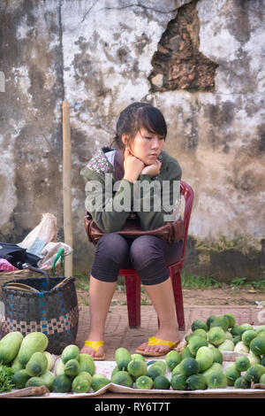 Teen Girl verdure di vendita nel mercato di Vientiane - Laos Foto Stock