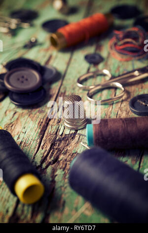 Angolo di alta vista di elementi di cucitura sul vecchio tavolo in legno Foto Stock