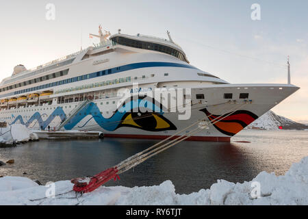 AIDAaura ancorato nel porto di alta su di esso wintercruise artica parte della Norvegia nel 2019 Foto Stock