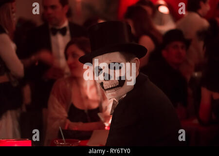 Tuxedo uomo in Top hat e il cranio di specchio a Shanghai Mermaid partito, New York City Foto Stock