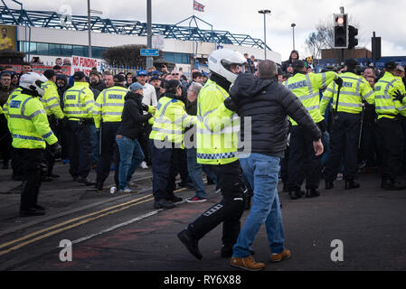 Bordesley, Birmingham, West Midlands, Regno Unito. Il 10 marzo 2019. Fino a 150 home sostenitori insultato e gettò le bottiglie a arrivando Aston Villa tifosi prima di t Foto Stock