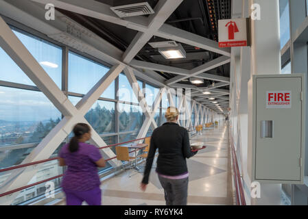 Estintore in un ponticello del cielo presso la Oregon Health Sciences University di Portland, Oregon. Foto Stock