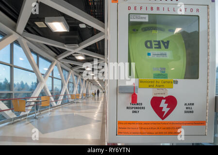 Cuore di emergenza defibrillatore in un ponticello del cielo presso la Oregon Health Sciences University di Portland, Oregon. Foto Stock