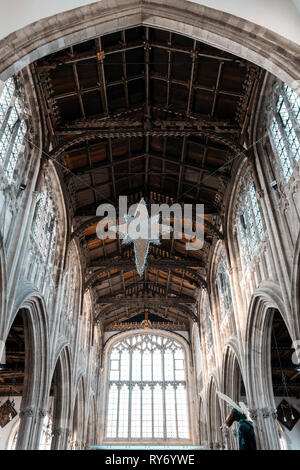 Grande stella sospesa dal soffitto di san Tommaso e chiesa in Salisbury Regno Unito a Natale Foto Stock