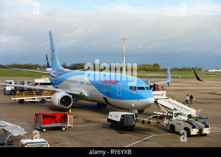 Tui Airways Boeing 737 8K5 (WL) G-FDZR sul piazzale di sosta in attesa di turnaround a East Midlands Airport, Castle Donington, Derbyshire, in Inghilterra. Foto Stock