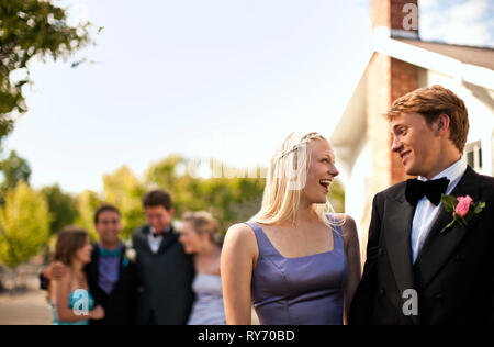 Giovane adolescente guardando ogni altro vestito con una tuta e abito da sera prima prom. Foto Stock