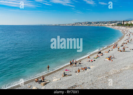 Nizza, Ott 21: angolo alto vista la mattina del famoso Angel's Bay con la gente di nuoto, Nice il Ott 20, 2018 a Nizza, Francia Foto Stock