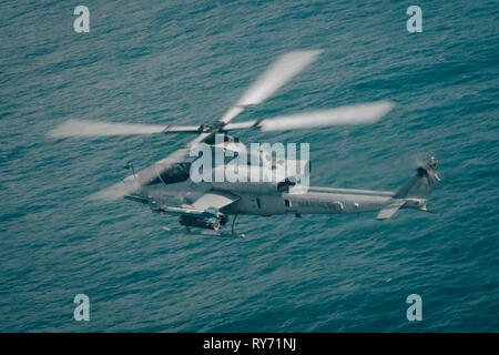 180215-M-HB658-0012 OCEANO PACIFICO (feb. 15, 2019) un U.S. Marine Corps AH-1Z Viper con Marine mezzo squadrone Tiltrotor 163 (rinforzato), undicesimo Marine Expeditionary Unit (MEU), vola sopra l'Oceano Pacifico durante un aria vicino la missione di supporto. I marines e marinai della XI MEU stanno conducendo le operazioni di routine come parte della USS Boxer anfibio gruppo pronto nell'Oceano Pacifico orientale. (U.S. Marine Corps photo by Staff Sgt. Donald Holbert) Foto Stock