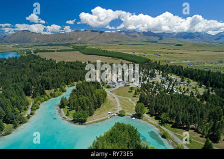 Lago Ruataniwha Holiday Park e il Lago Ruataniwha, Mackenzie paese, South Island, in Nuova Zelanda - aerial Foto Stock