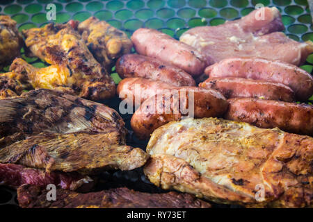 Un assortimento di deliziose grigliate di carne alla brace su un barbecue. Foto Stock