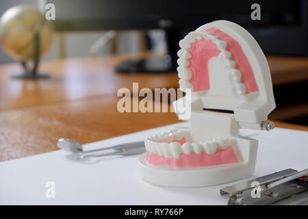 Denti sul modello del dentista tabella in ufficio, di medici e dentisti concept Foto Stock