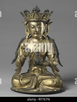 Seduto Guanyin, 1368-1644. Cina, dinastia Ming (1368-1644). In bronzo dorato con policromia; complessivo: 30,2 x 19,3 x 20,4 cm (11 7/8 x 7 5/8 x 8 1/16 in Foto Stock