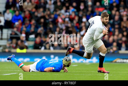 L'Inghilterra del Elliot Daly (destra) lascia l'Italia Angelo Esposito (sinistra) sul terreno durante il Guinness Sei Nazioni corrispondono a Twickenham Stadium di Londra. Foto Stock