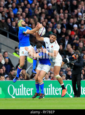 Inghilterra è Joe Cokanasiga (a destra) e l'Italia Angelo Esposito (sinistra) salto per la sfera durante il Guinness Sei Nazioni corrispondono a Twickenham Stadium di Londra. Foto Stock