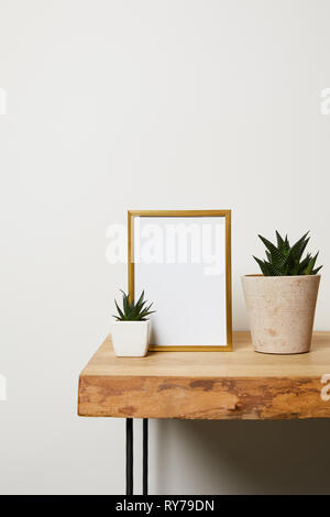 Cornice decorativa in prossimità di piante verdi in vaso a casa Foto Stock