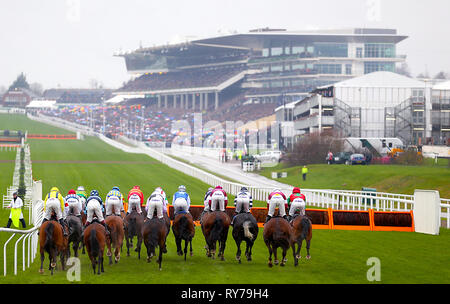 Guide e piloti competere nel cielo supremo Bet novizi' ostacolo durante il giorno campione del 2019 Cheltenham Festival a Cheltenham Racecourse. Foto Stock