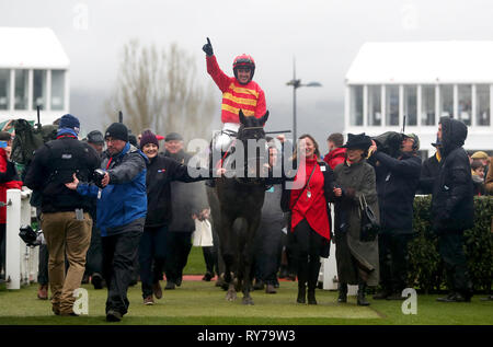 Jockey Walsh Rubino celebra il sogno Klassical dopo aver vinto la scommessa del cielo supremo novizi' ostacolo durante il giorno campione del 2019 Cheltenham Festival a Cheltenham Racecourse. Foto Stock