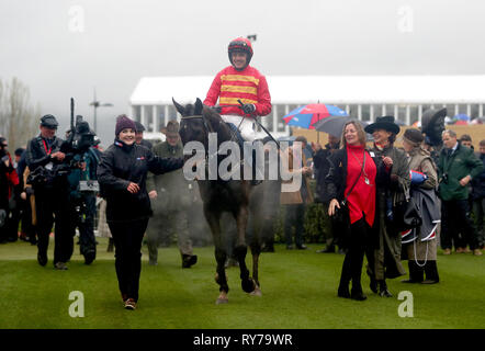 Jockey Walsh Rubino celebra il sogno Klassical dopo aver vinto la scommessa del cielo supremo novizi' ostacolo durante il giorno campione del 2019 Cheltenham Festival a Cheltenham Racecourse. Foto Stock