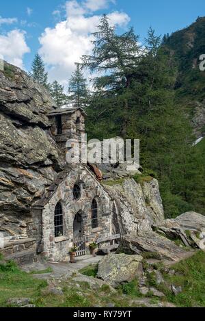 Cappella rupestre vicino Innergschlöß, valle dei Tauri il Parco Nazionale degli Alti Tauri, Tirolo orientale, Austria Foto Stock