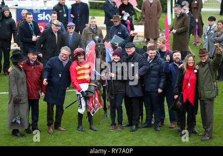 Jockey Ruby Walsh (centro) celebra vincere la scommessa del cielo supremo novizi' ostacolo con cavallo Klassical sogno, Trainer Willie Mullins (destra) e vincendo le connessioni durante il giorno campione del 2019 Cheltenham Festival a Cheltenham Racecourse. Foto Stock