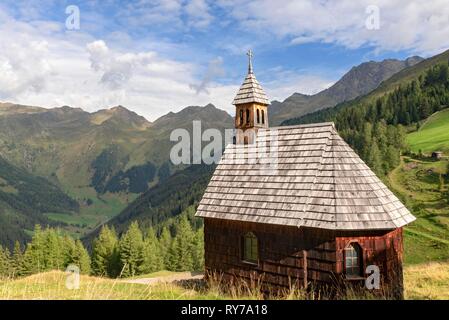 Cappella alpina Kamelisenalm nella parte anteriore della gamma della montagna, la Valle di Villgraten, il Tirolo orientale, Austria Foto Stock