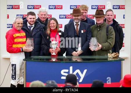 Jockey Ruby Walsh (sinistra) celebra vincere la scommessa del cielo supremo novizi' ostacolo con trainer Willie Mullins (destra) e vincendo le connessioni durante il giorno campione del 2019 Cheltenham Festival a Cheltenham Racecourse. Foto Stock