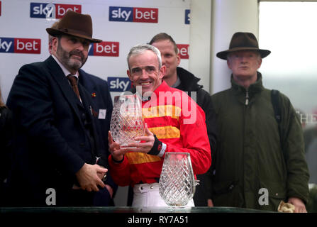 Jockey Walsh Rubino celebra con il suo trofeo dopo aver vinto la scommessa del cielo supremo novizi' ostacolo sul sogno Klassical campione durante il giorno del 2019 Cheltenham Festival a Cheltenham Racecourse. Foto Stock