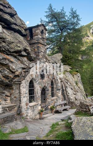 Cappella rupestre vicino Innergschlöß, valle dei Tauri il Parco Nazionale degli Alti Tauri, Tirolo orientale, Austria Foto Stock