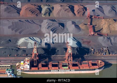 Nave cargo presso il porto di carbone Hansaport, Amburgo, Germania Foto Stock