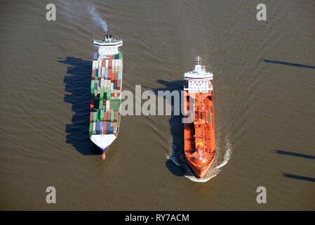 Alimentatore e nave cisterna sull'Elba, Amburgo, Germania Foto Stock