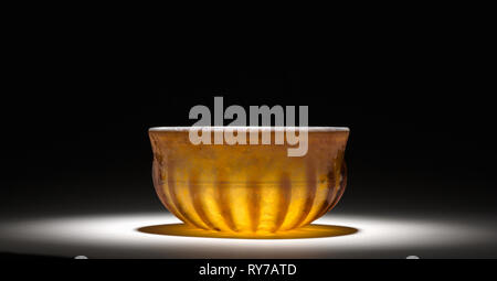 Nervata ciotola di vetro, 1 ° secolo. Romano del I secolo. Vetro; diametro: 6,5 cm (2 9/16 in Foto Stock