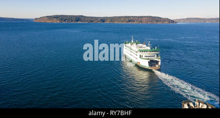 Un Ferry Boat motori su nel Puget Sound voce per Vashon Island Foto Stock