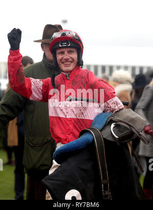 Jockey Paolo Townend festeggia dopo la vittoria del Racing Post Arkle Challenge Trophy novizi' Chase su Duc des Genievres campione durante il giorno del 2019 Cheltenham Festival a Cheltenham Racecourse. Foto Stock