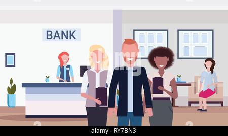 Mix corsa colleghi sorridente dirigenti bancari in piedi insieme moderno ufficio bancario interno piatto orizzontale Illustrazione Vettoriale
