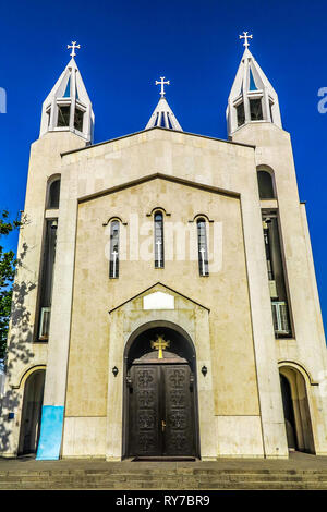 Tehran Saint Sarkis Cattedrale Armena Apostolica vista anteriore con tre croci su campanili Foto Stock