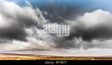 Cielo drammatico con nuvole scure oltre la zona collinare di Harz foreland vicino all'Oker, foto aerea con il fuco Foto Stock