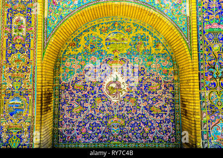 Tehran Golestan Palace Emarat Badgir e costruzione di Windcatchers persiano di piastrelle con ornamenti Foto Stock