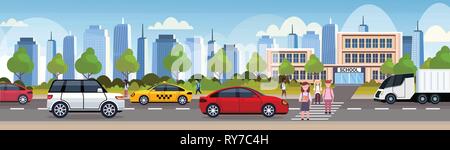 Gli alunni di attraversamento su strada crosswalk edificio scolastico esterno torna al concetto di scuola cityscape sfondo pieno piatto lunghezza banner orizzontale Illustrazione Vettoriale