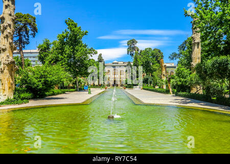 Tehran Golestan Palace talari-e Salam Hall di ingresso frontale punto di vista giardino con laghetto e fontana Foto Stock