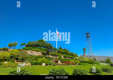 Tehran ab-o Atash parco con vista dell'Iran bandiera Tower Foto Stock