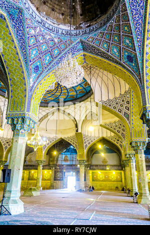 Qom Imam Hassan Asgari moschea piastrelle blu soffitto preghiera interiore vista hall con lampadari Foto Stock