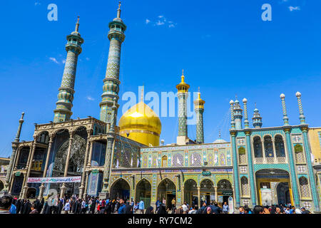 Qom Fatima Santuario Masumeh vista laterale punto con folla Foto Stock