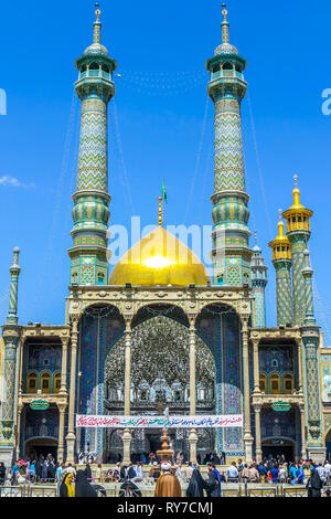 Qom Fatima Santuario Masumeh vista frontale con i minareti e la folla Foto Stock