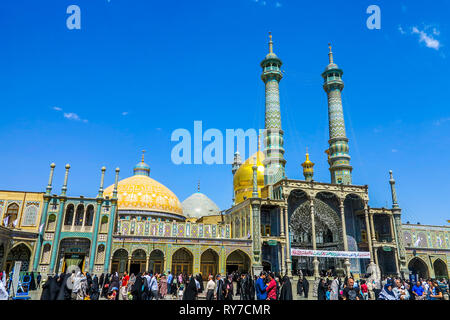 Qom Fatima Santuario Masumeh vista laterale punto con folla Foto Stock