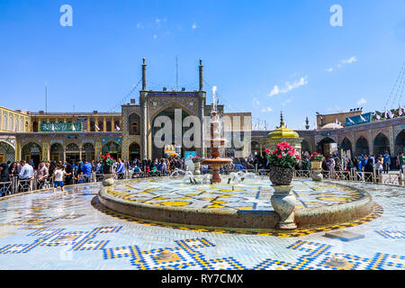 Qom Fatima Santuario Masumeh Madrasa vista con fontana e la folla Foto Stock