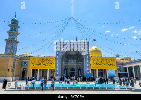 Qom Azam moschea Madrasa vista con Corano scritte sulla cortina di giallo e la folla Foto Stock