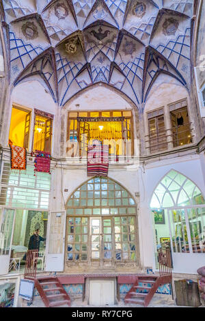 Kashan Grand Bazaar Aminoddole Carvansarai piastrelle blu ornamento soffitto con Windows Foto Stock