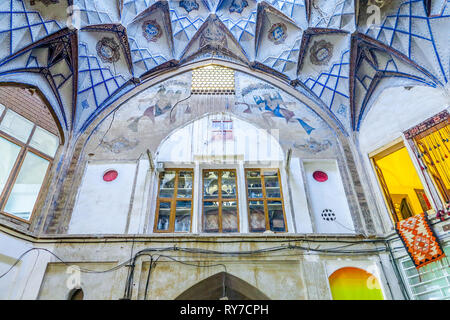 Kashan Grand Bazaar Aminoddole Carvansarai piastrelle blu ornamento soffitto con Windows Foto Stock