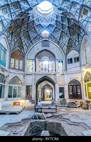 Kashan Grand Bazaar Aminoddole Carvansarai piastrelle blu ornamento soffitto con foro finestra sul tetto Foto Stock